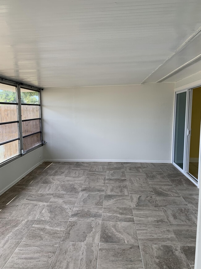 Building Photo - 1120 Vineyard St