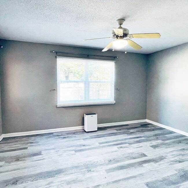 Building Photo - RENOVATED 3bed/2bth Home!