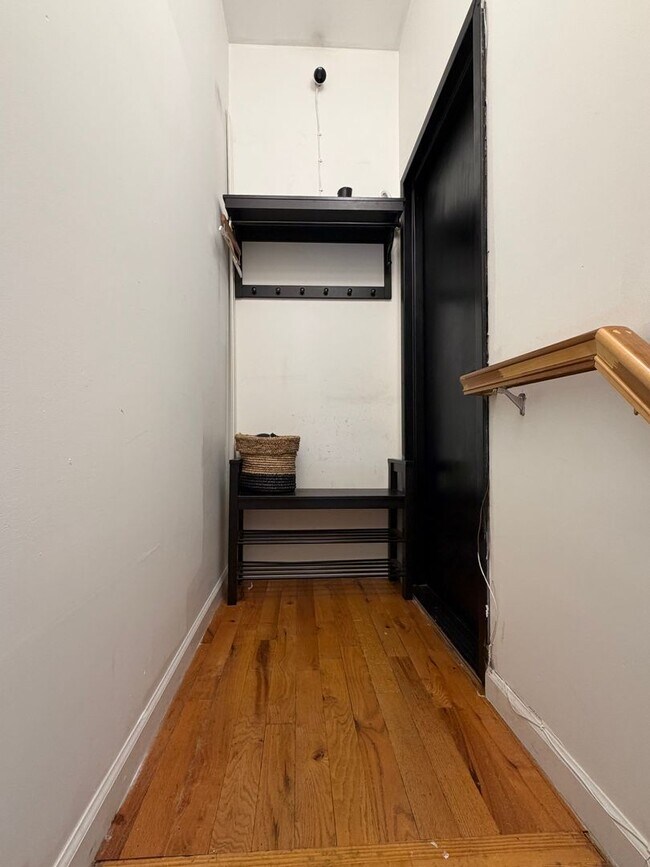 Building Photo - 40 Eldert Ln