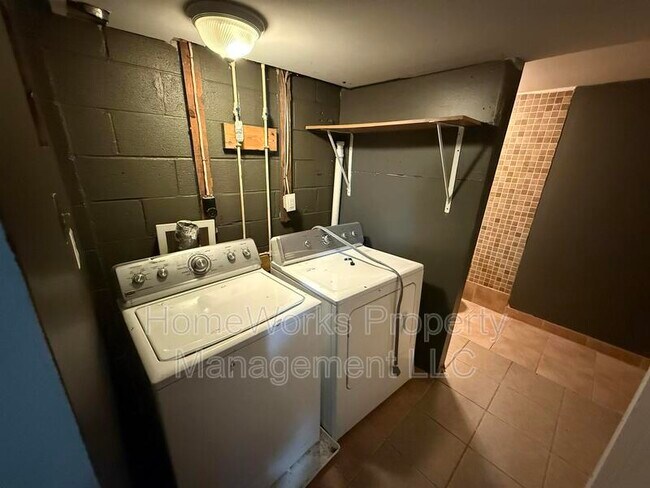 Building Photo - 554 West Ct