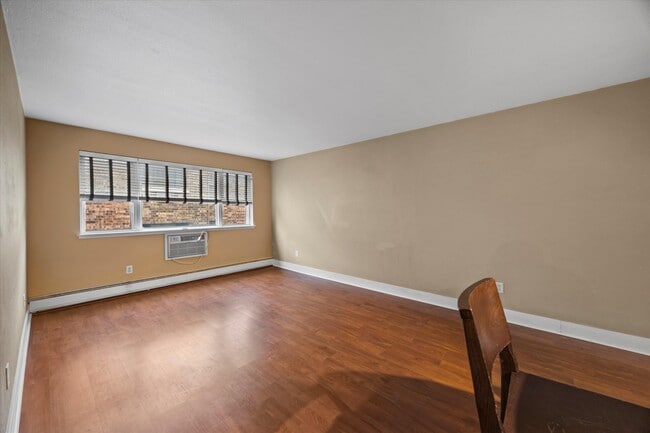 Building Photo - 2121 N Cambridge Ave