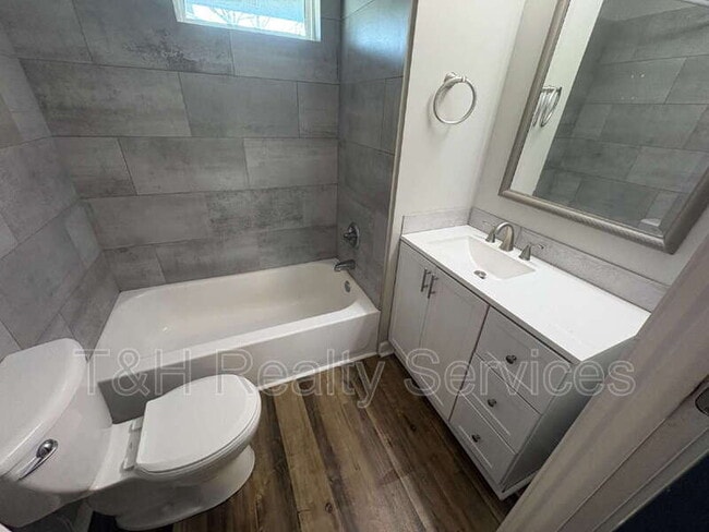 Building Photo - 637 N Gray St