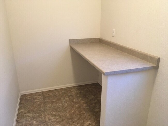 Building Photo - Beautiful 4 Bedroom Two-Story Home in Windsor!