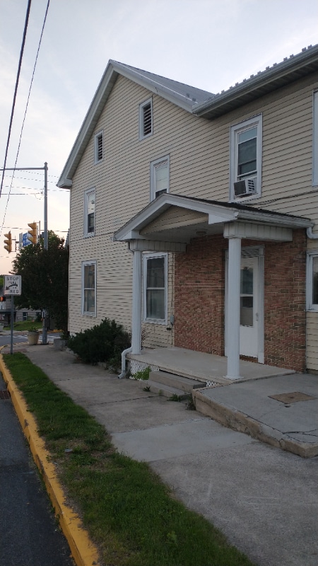 Building Photo - 401 Main St