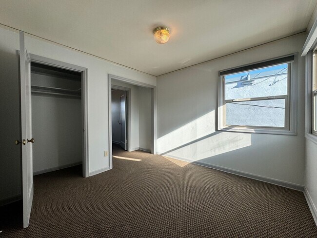 Building Photo - PM-125 N Lombard St.