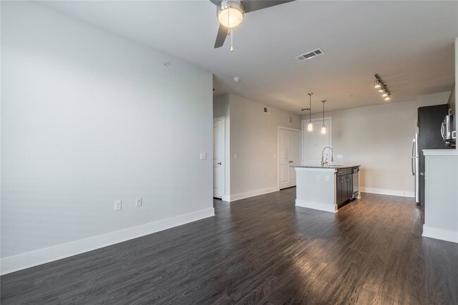 Building Photo - 1520 N Memorial Way