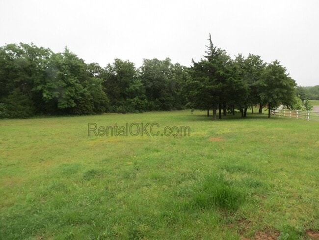 Building Photo - Large Lot, Big Space