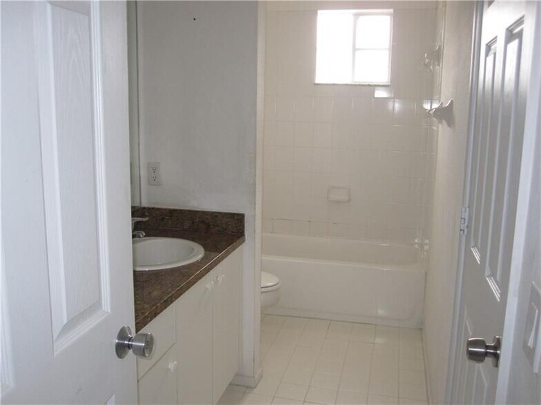 Building Photo - 571 Princess Dr