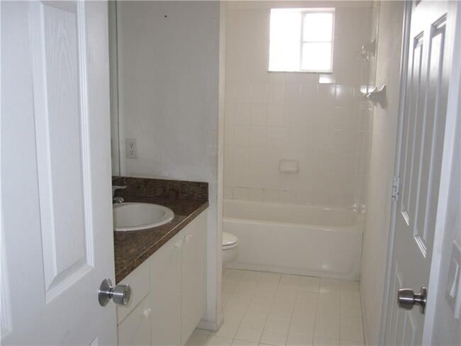 Building Photo - 571 Princess Dr
