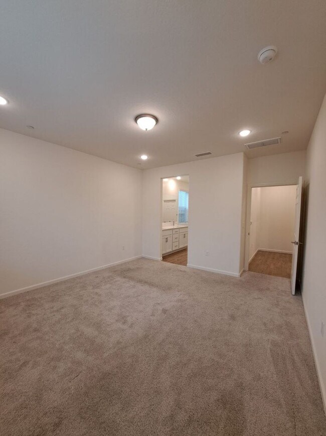 Building Photo - 3 Bedroom Home Near Armstrong & Olive!