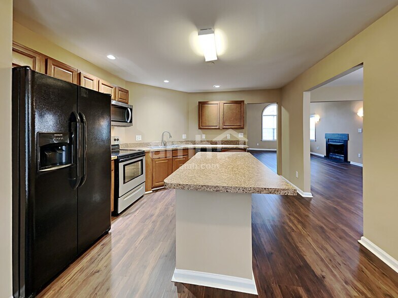 Building Photo - 4400 Oakshyre Way