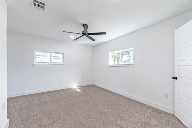 Building Photo - 8658 Sonneville Dr
