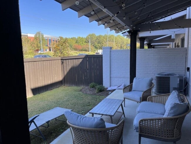 Building Photo - Modern 3BR/3.5BA Townhome Near Auburn Univ...