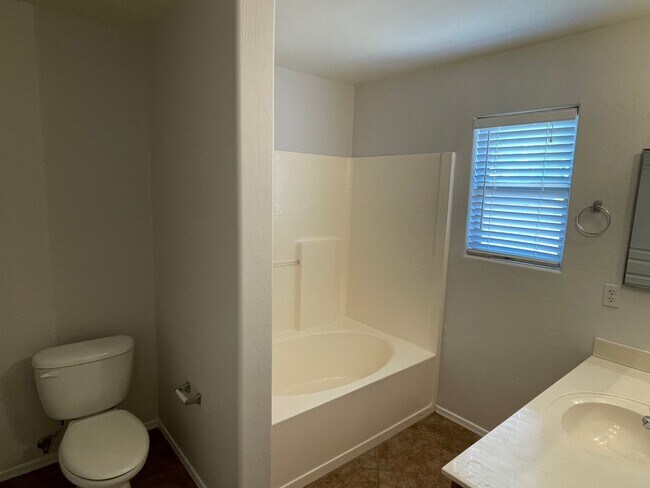 Building Photo - Gilbert 3 Bed and 2 Bath Home