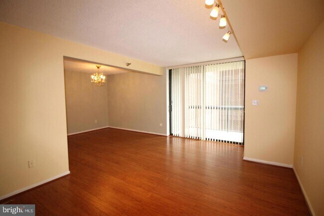 Building Photo - 7401 Westlake Terrace