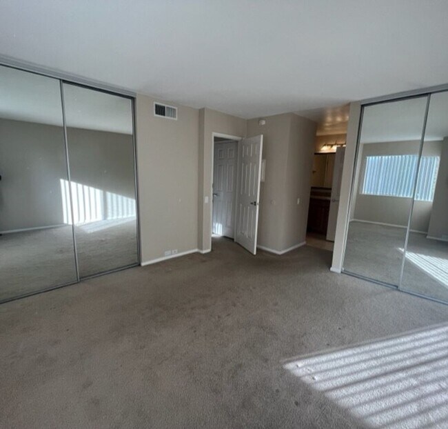Building Photo - Cozy 1bed 1 bath with in-unit Washer and D...