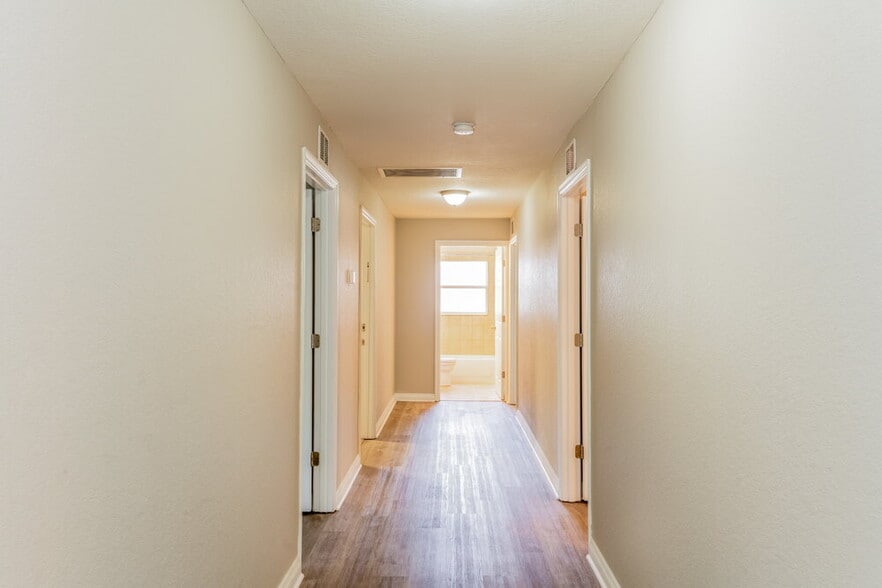 Building Photo - 674 15th Ave S