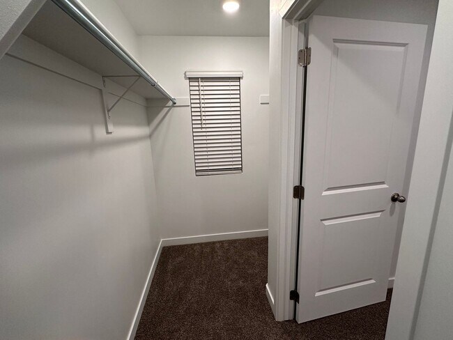 Building Photo - Dog Friendly! 3 Bedroom 2 Bathroom Townhom...