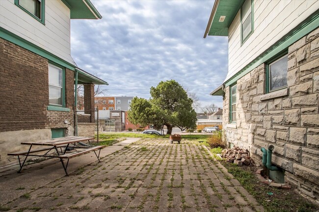 Building Photo - 908 E 31st St