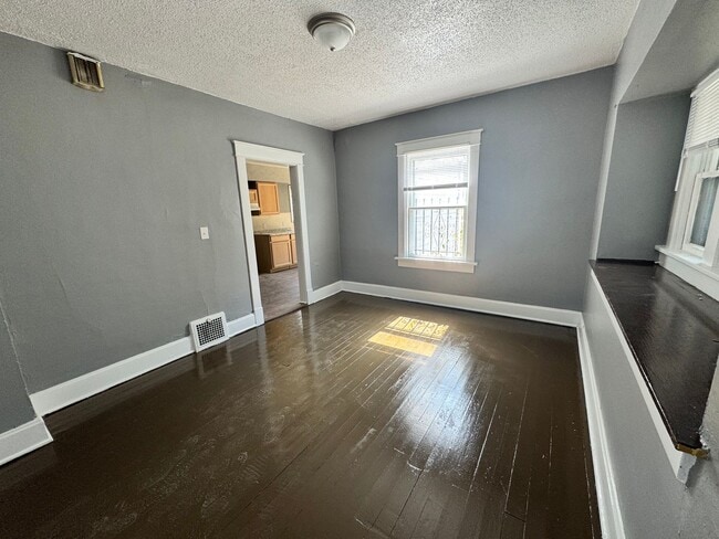 Building Photo - 3 Bedroom House