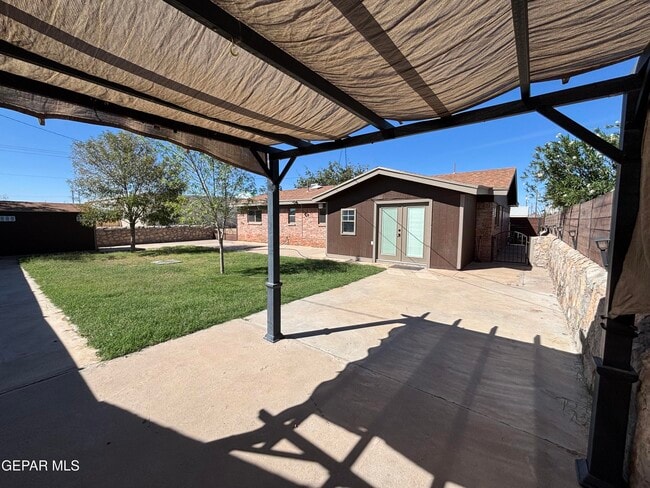 Building Photo - 201 Romeria Dr