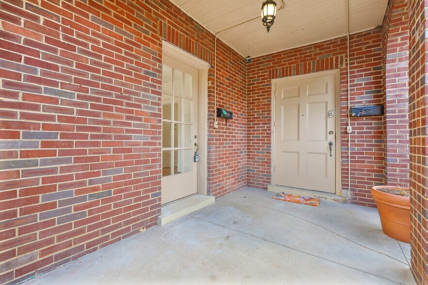 Building Photo - 1711 Primrose Ave