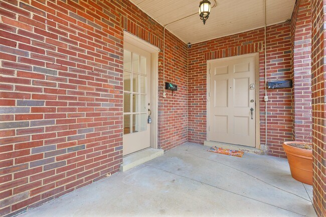 Building Photo - 1711 Primrose Ave