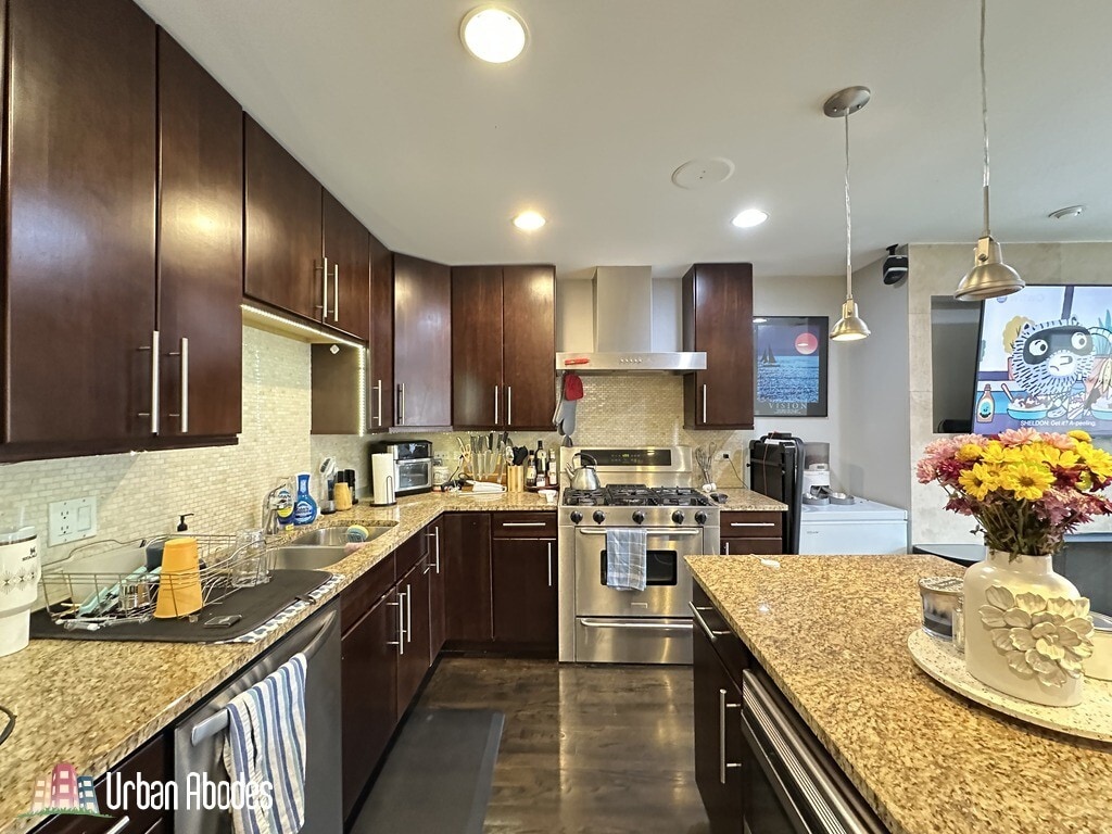 Building Photo - 907 N Damen Ave