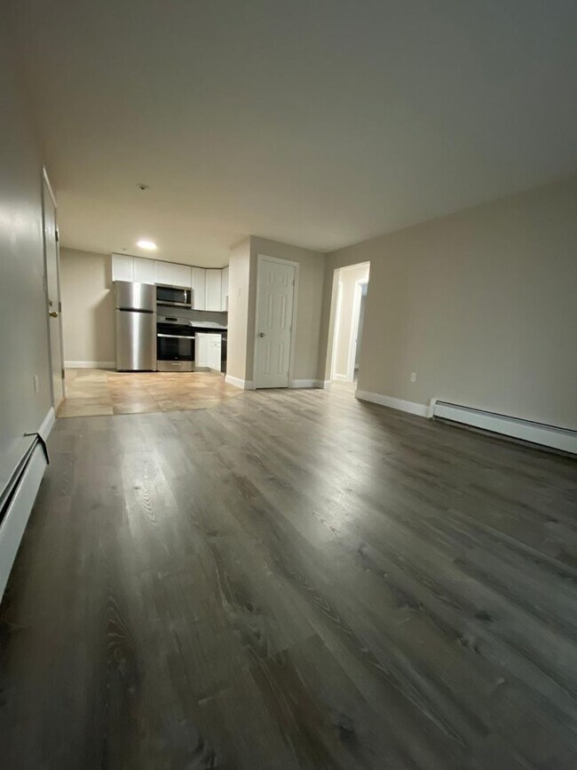 Building Photo - Fully Renovated 2 Bed with Heat, Hot Water...