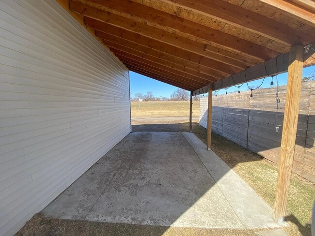 Building Photo - Spacious 4 Bed 2 Bath Home Lots of Storage