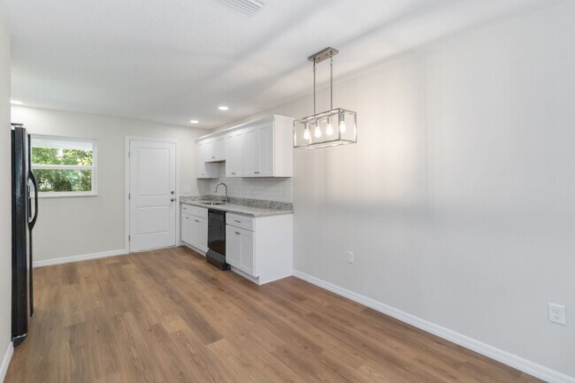 Building Photo - MOVE IN SPECIAL-Beautiful Newly Renovated 2/1 Duplex in St. Cloud Close To Lakefront