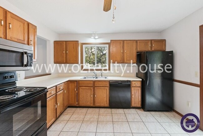 Building Photo - 525 Bennington Dr