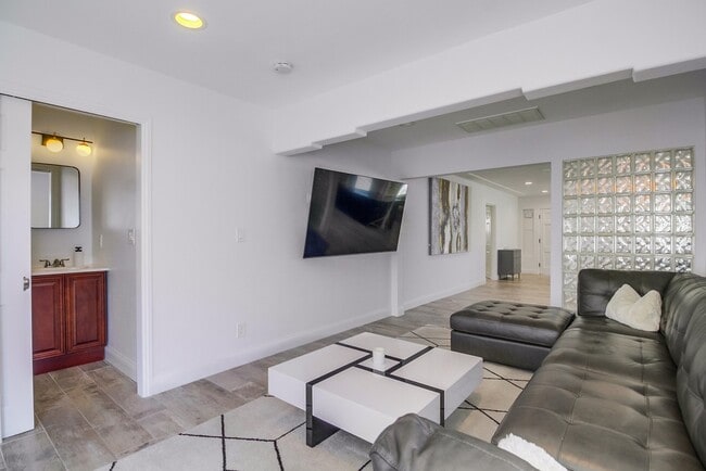 Building Photo - 4772 Aragon Dr