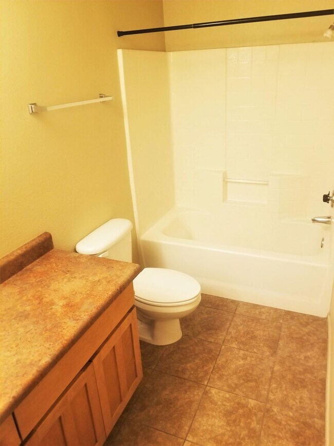 Building Photo - 2bd/2ba West-Flagstaff Condo -End-Unit - N...