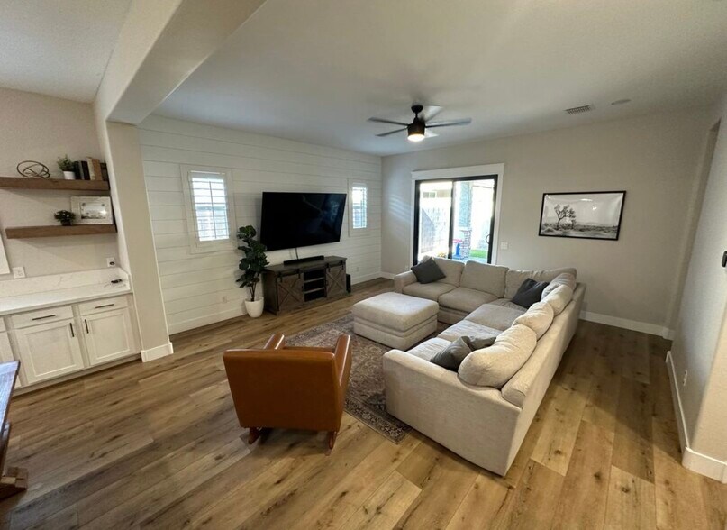 Building Photo - 2731 S Eastridge