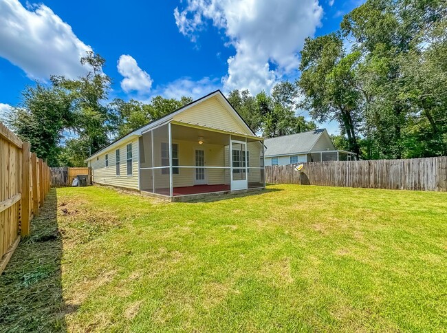 Building Photo - Renovated 3/2 House w/ New Paint/Flooring,...