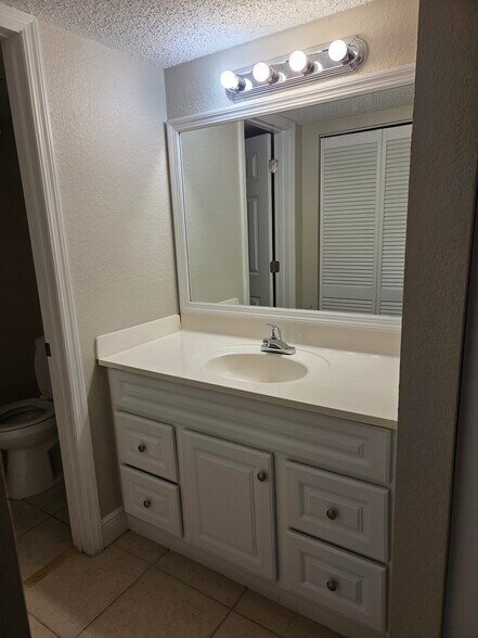 master bathroom - 1503 SE Royal Green Cir