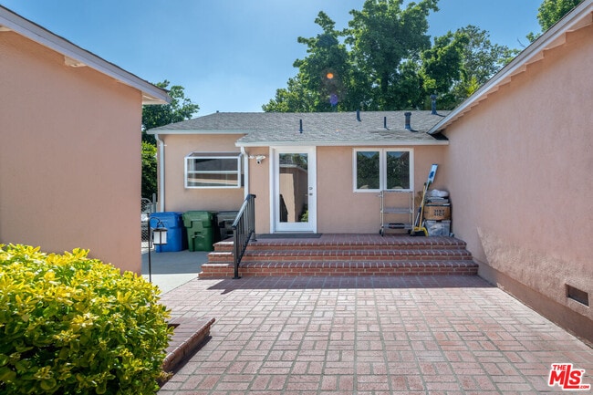Building Photo - 4948 Petit Ave