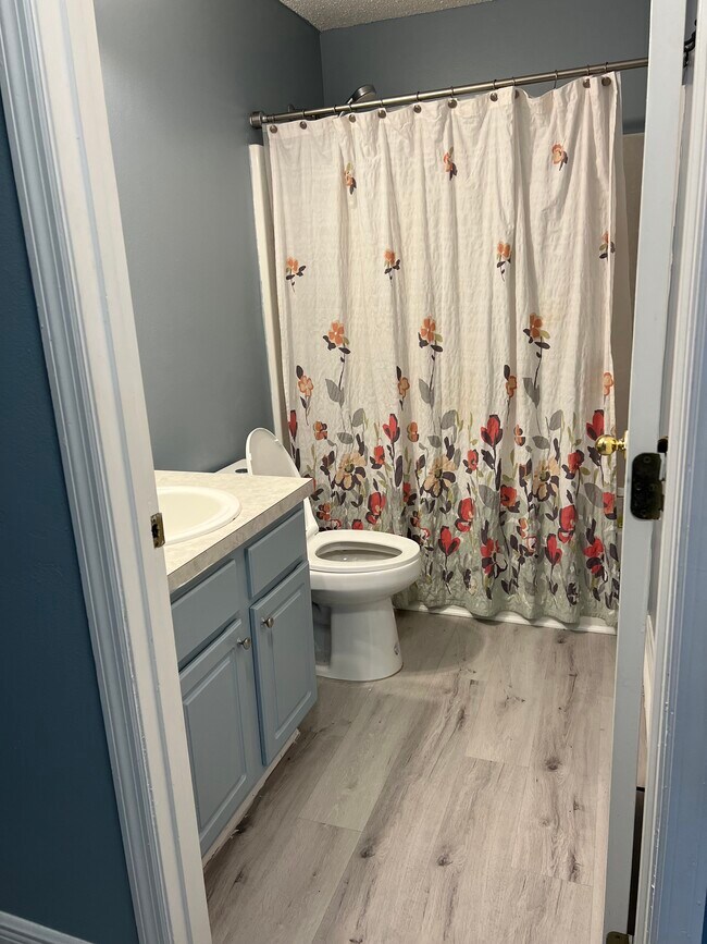 Building Photo - 701 SW Sarazen Ave