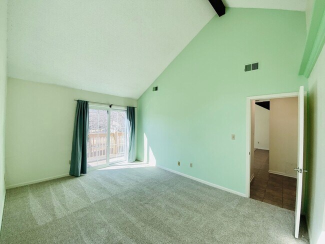 Building Photo - {12030 - F}  Updated Condo in Fantastic Location + Top Floor + Covered Parking Included + Private...