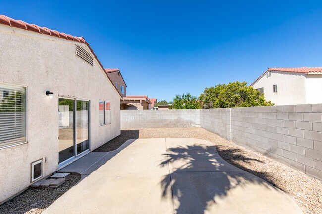 Building Photo - Stunning 3 bedroom, 2 bathroom house located in Silverado Ranch.