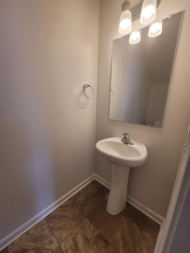 Building Photo - 3 Bed/ 2 full + 2 1/2 baths NEW Boiling Sp...