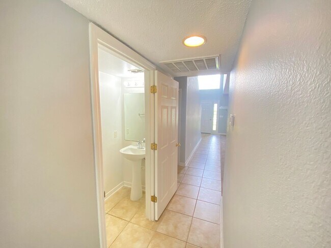 Building Photo - Beautiful 4B/3.5B/2 Car Garage 2-Story Home!