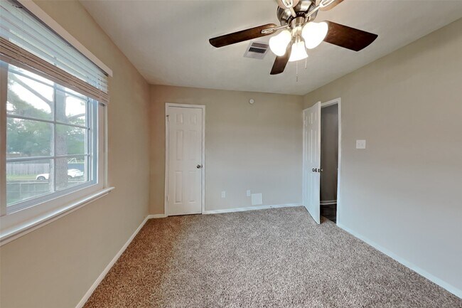 Building Photo - 5511 Pipingwood Dr