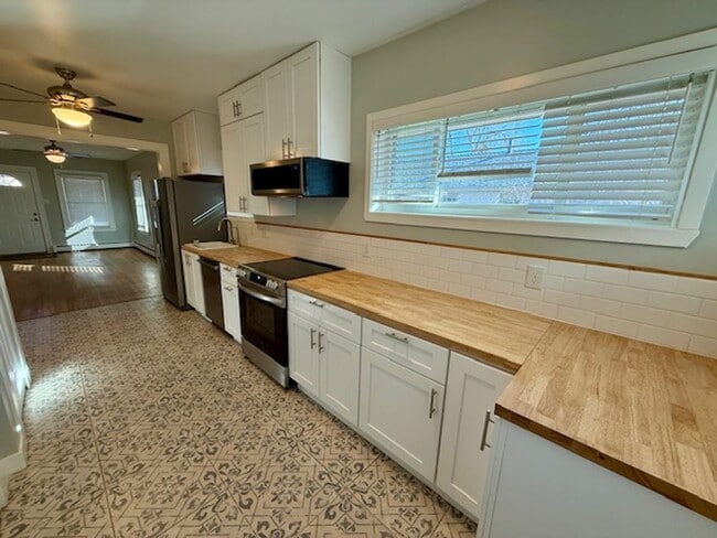 Building Photo - Upgraded Brick Ranch