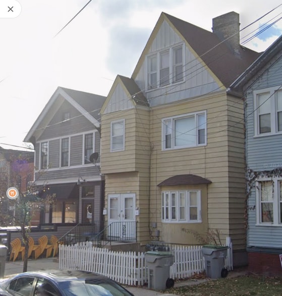 Building Photo - 1703 N Astor St