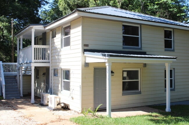 Building Photo - 2/1 Downtown Marianna Apartment