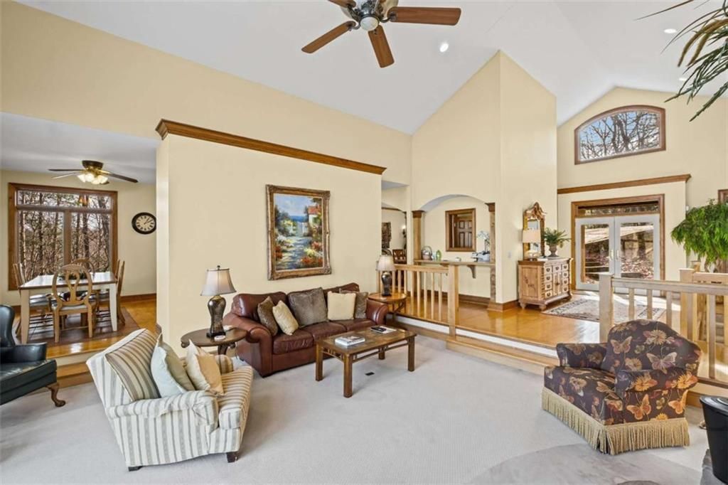 Building Photo - 339 Willow Dr