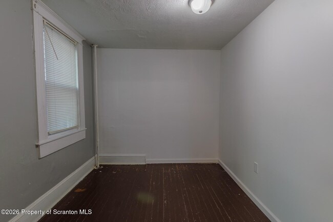 Building Photo - 623 E Elm St