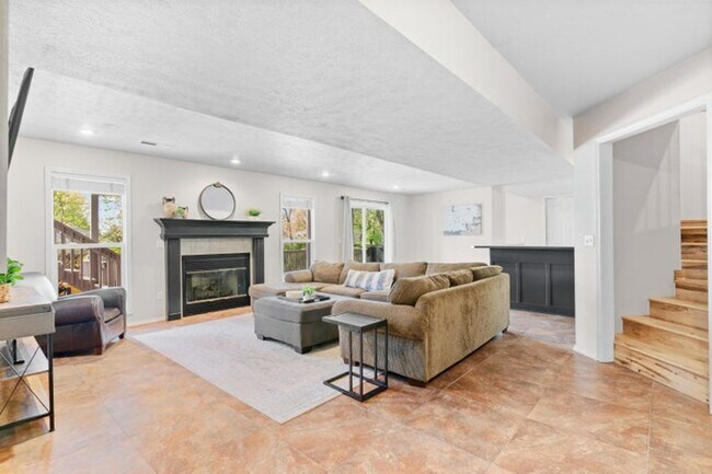 Building Photo - 840 E Gaslight Dr